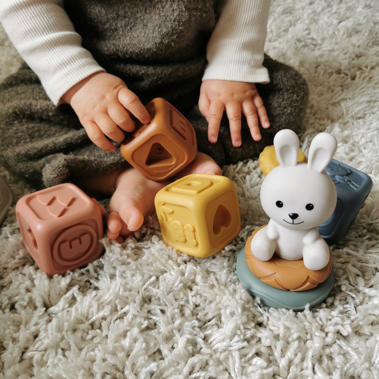 baby handje met zachte blokken en een konijn speelgoed