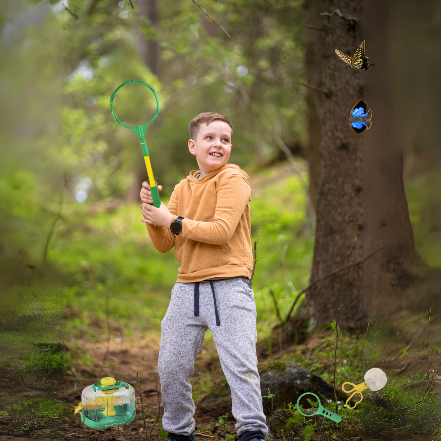 een jongen met een insectenvanger in het bos, insectenpotje, vergrootglas en tang op de grond