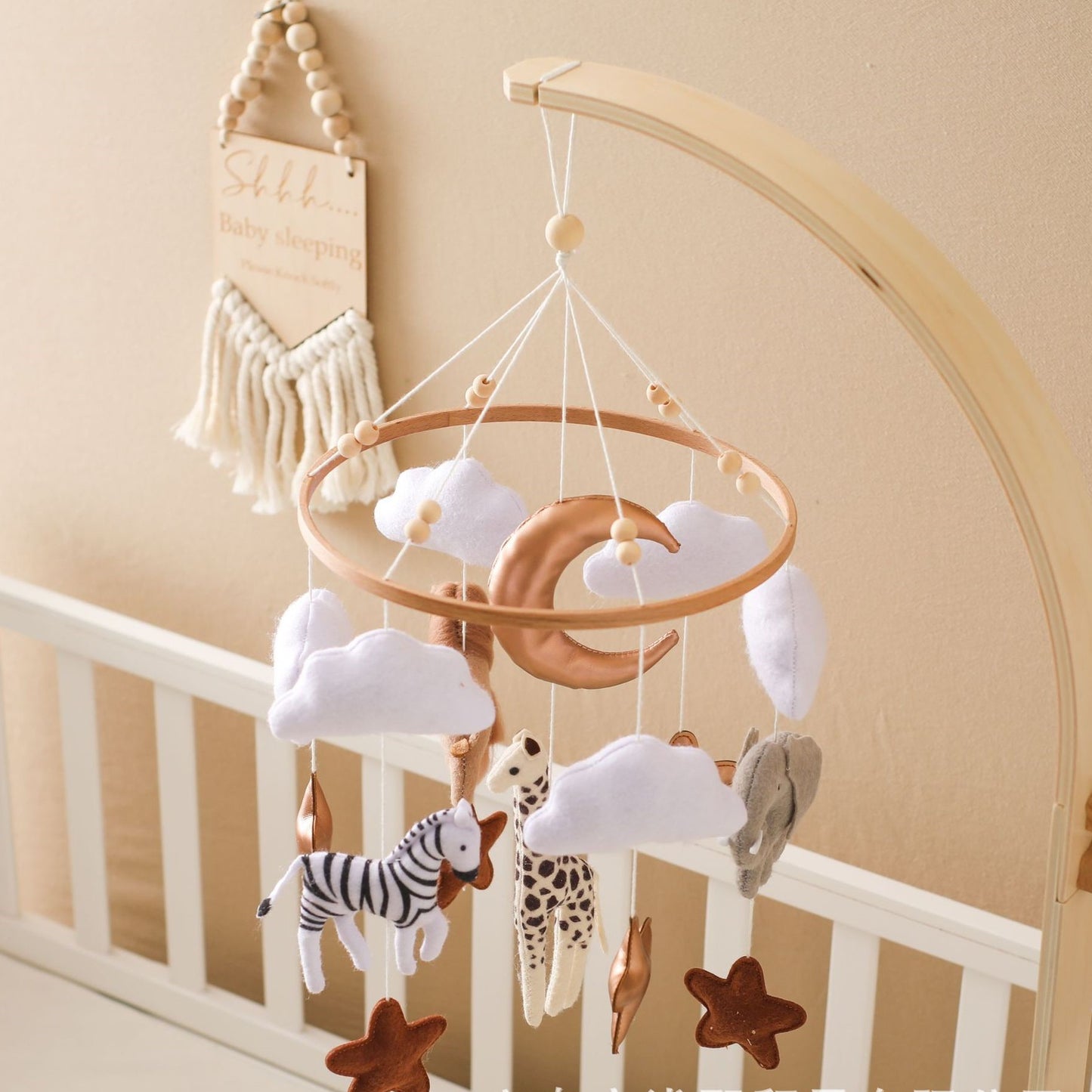 babymobiel in de babykamer