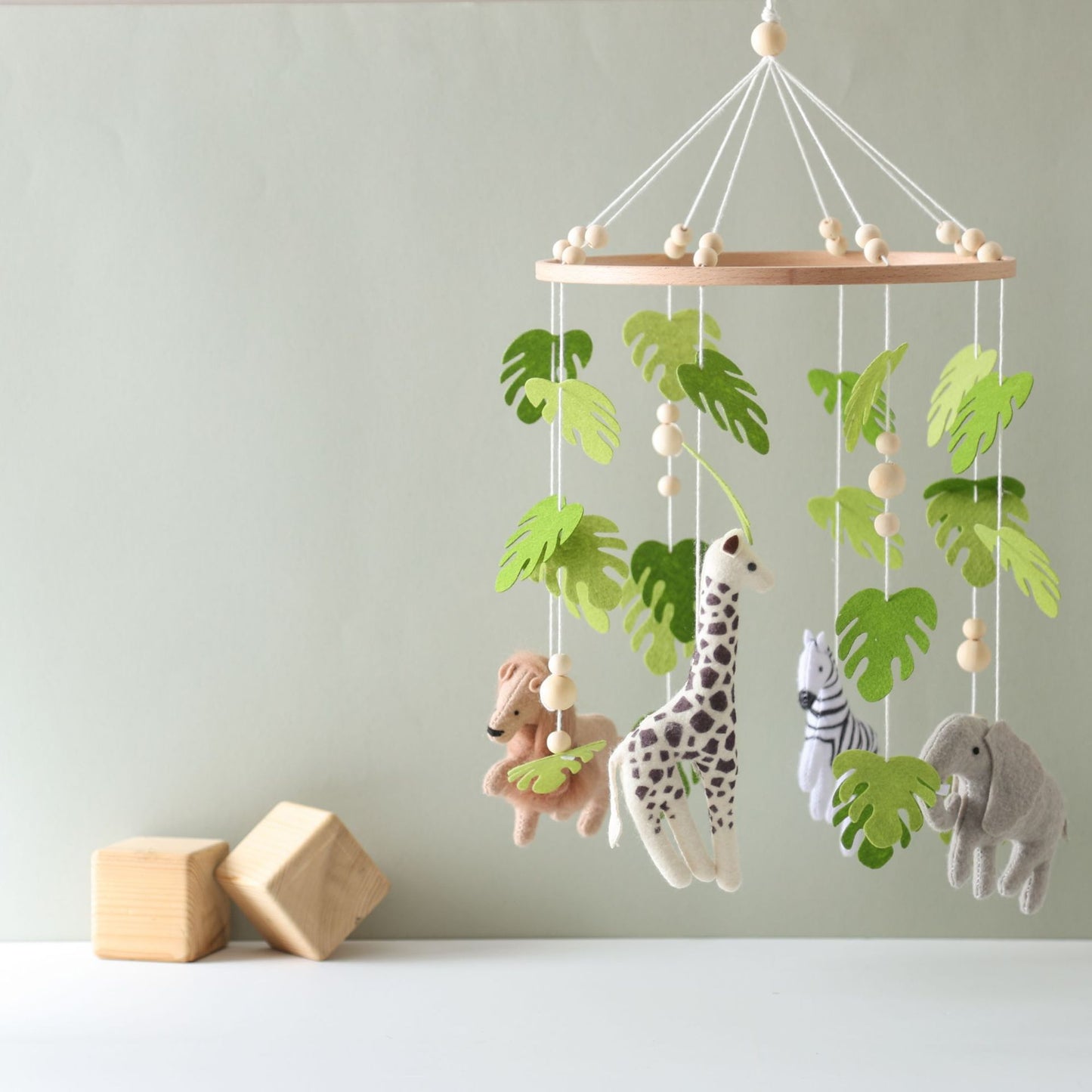 babymobiel met bladeren en safari dieren