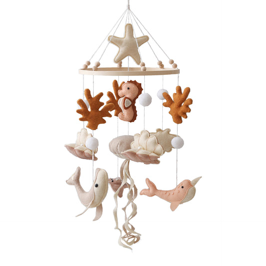 baby mobiel met zeedieren en roze en wit kleur