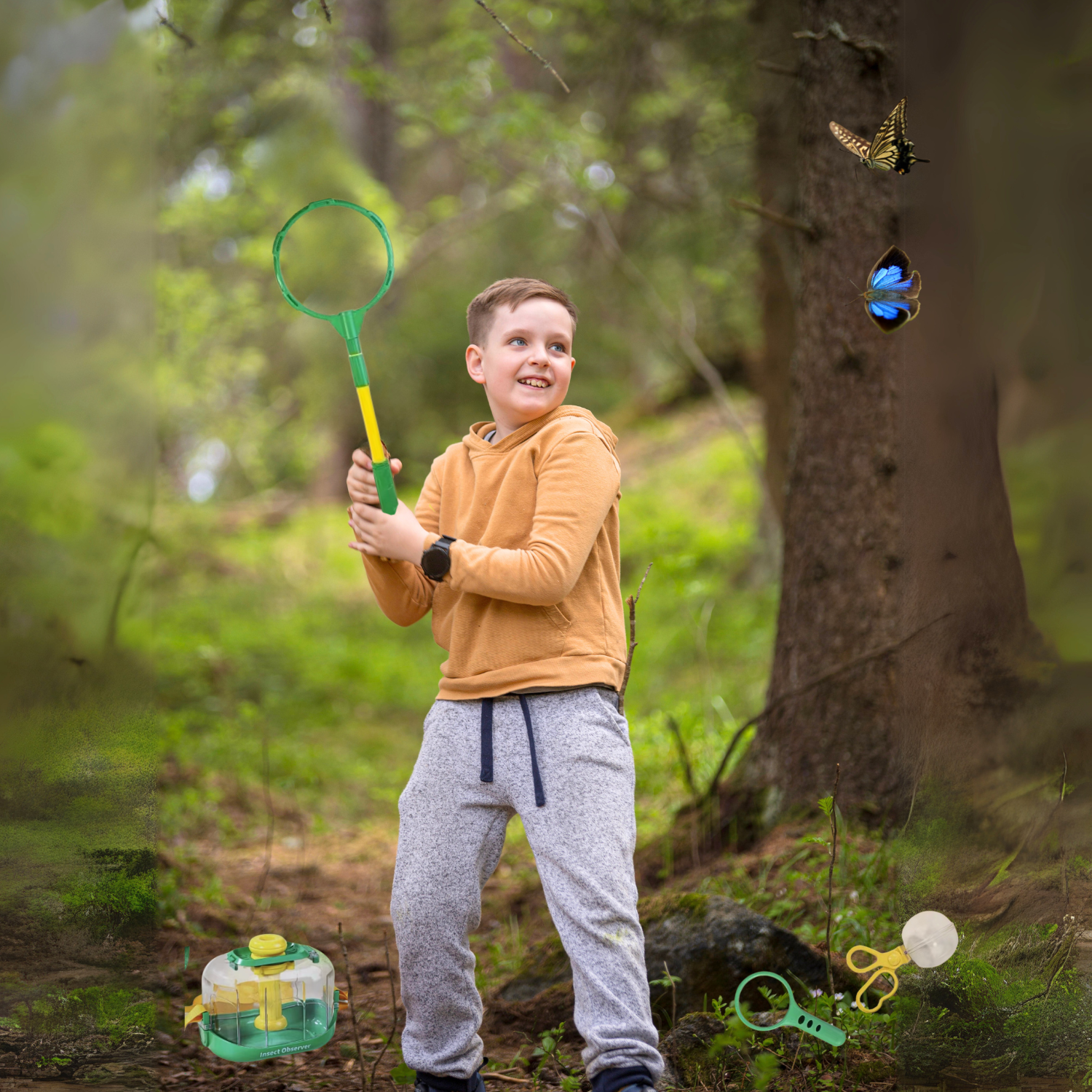 een jongen met een insectenvanger in het bos, insectenpotje, vergrootglas en tang op de grond