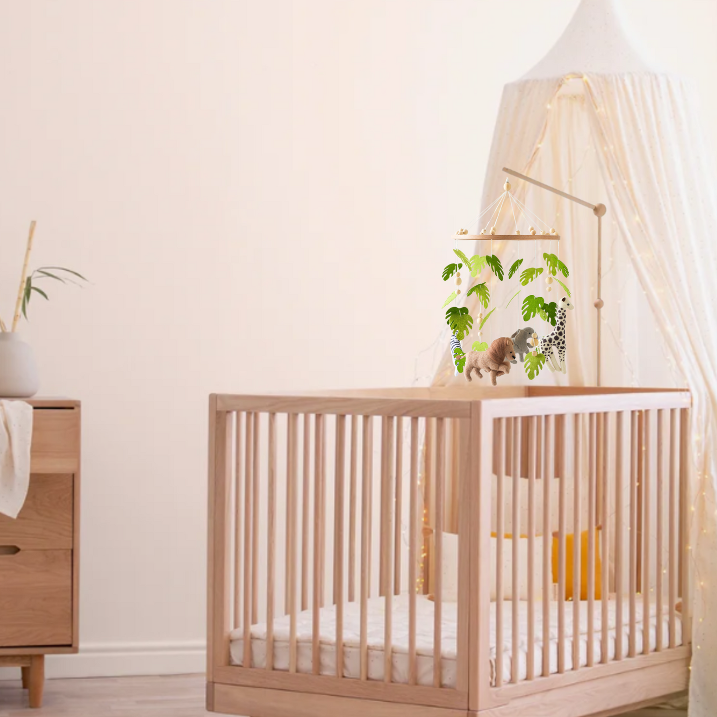 dieren babymobiel met houten houder op en ledikant
