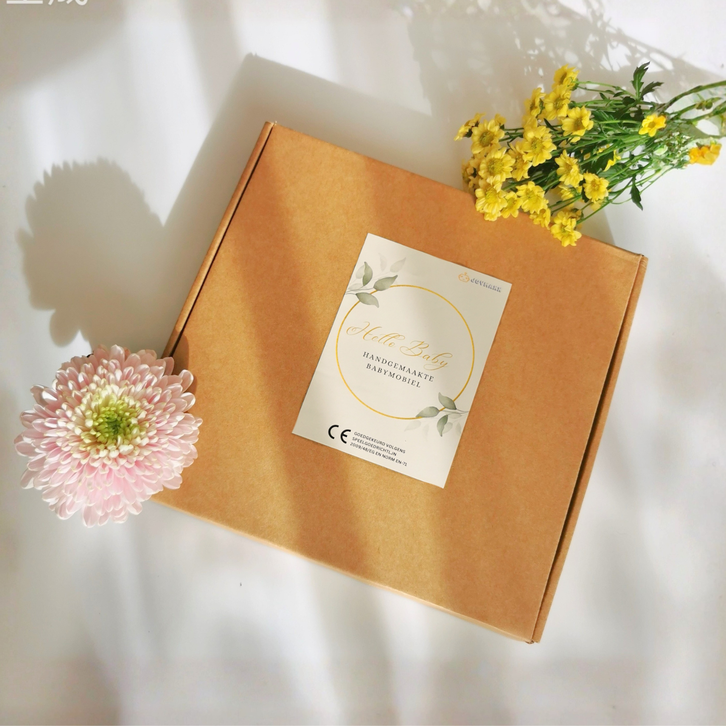 boxmobiel met bruine doos met bloemen naastbij