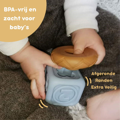 baby hand speelt met een zachte blokken en stapelring met textuur